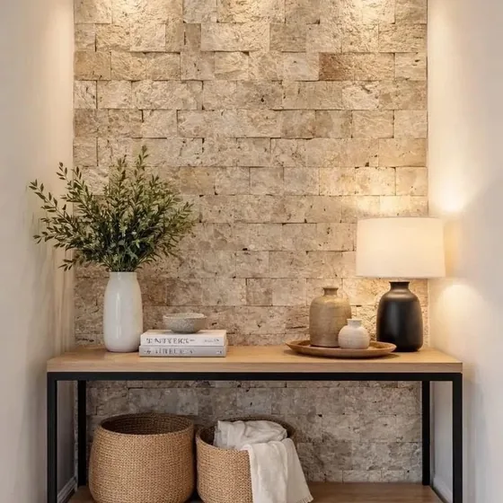 Hall com parede em pedra e console de madeira