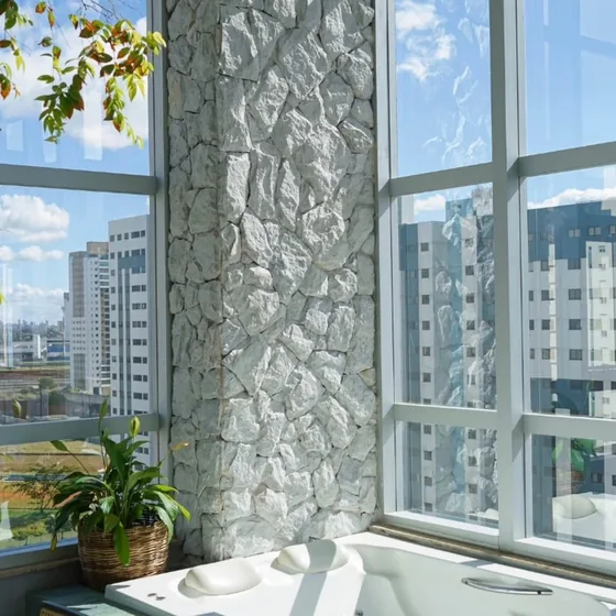 Spa com coluna revestida em pedra e vista para a cidade